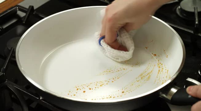 HOW TO CLEAN CERAMIC PANS